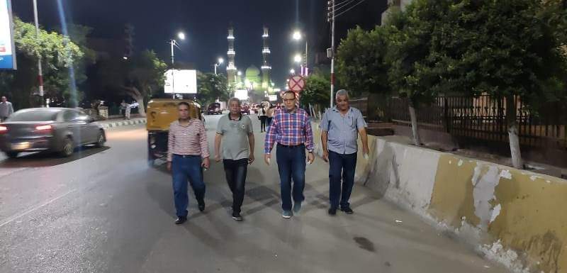 ليلاً.. محافظ الشرقية يُفاجئ شوارع مدينة الزقازيق ويلتقى المواطنين  