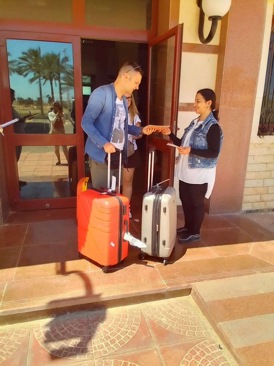 146 سائح روماني وصل على متن طائرة شارتر لمطار مطروح 