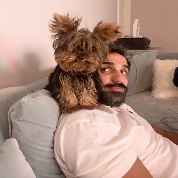 أحمد فهمي وكلبته زيزي