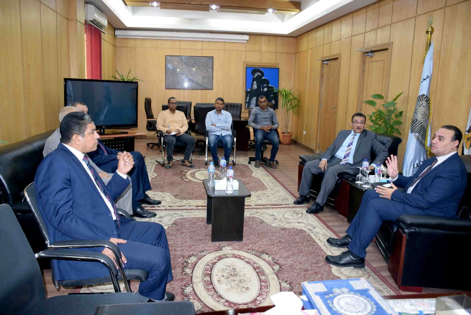 نائب محافظ الأقصر يلتقى وفد بنك القاهرة 