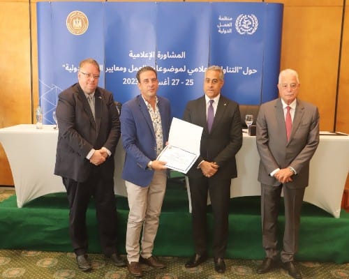 وزير العمل يُكرم محرر الجمهورية أون لاين
