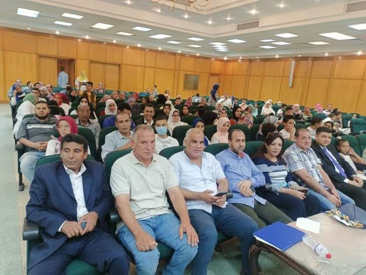 عميد طب الزقازيق يكرم المتفوقين من أبناء العاملين بمستشفيات الجامعة 