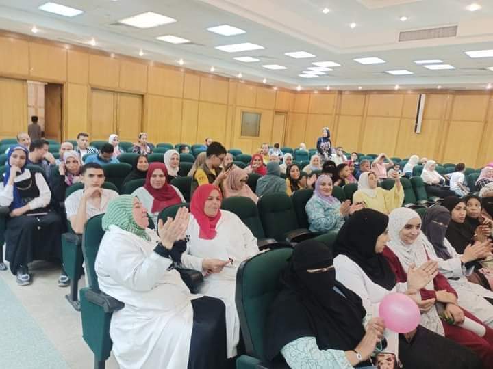عميد طب الزقازيق يكرم المتفوقين من أبناء العاملين بمستشفيات الجامعة 