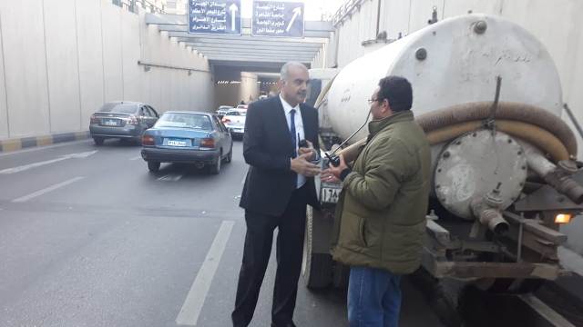 حي الدقي يتابع اصلاح ماسورة مياه بنفق النهضة