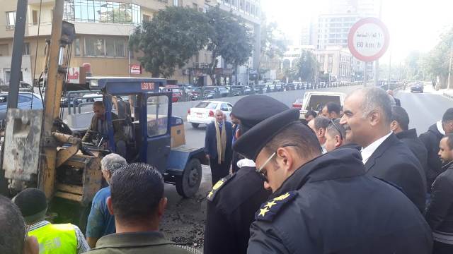 حي الدقي يتابع اصلاح ماسورة مياه بنفق النهضة