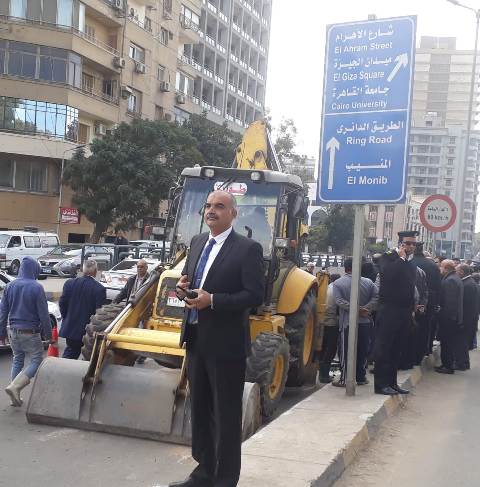 حي الدقي يتابع اصلاح ماسورة مياه بنفق النهضة