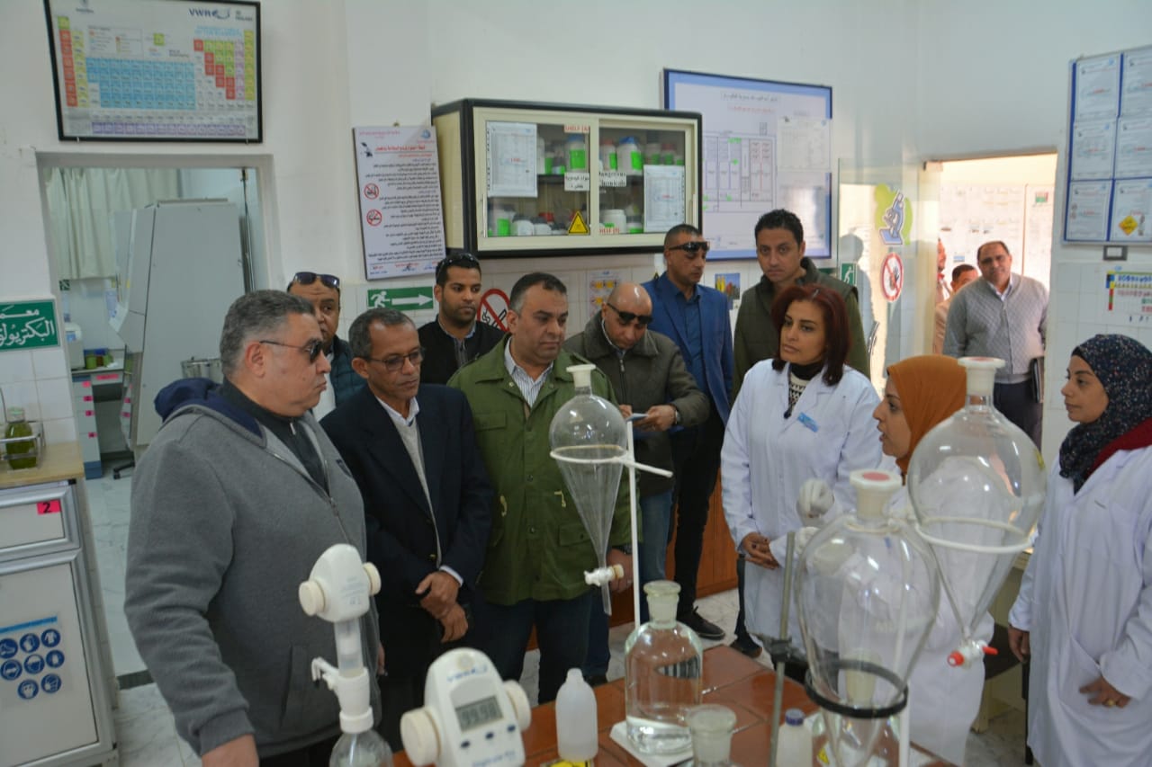 محافظ البحرالأحمر يتفقد محطة المعالجة
