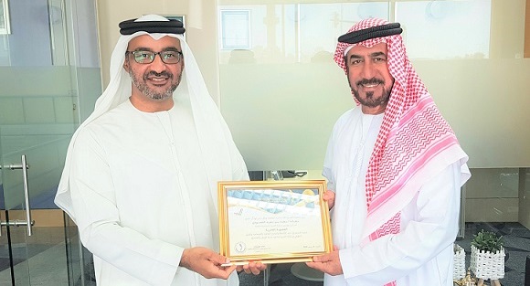 سعيد الحمودي وخالد الظنحاني أثناء التكريم