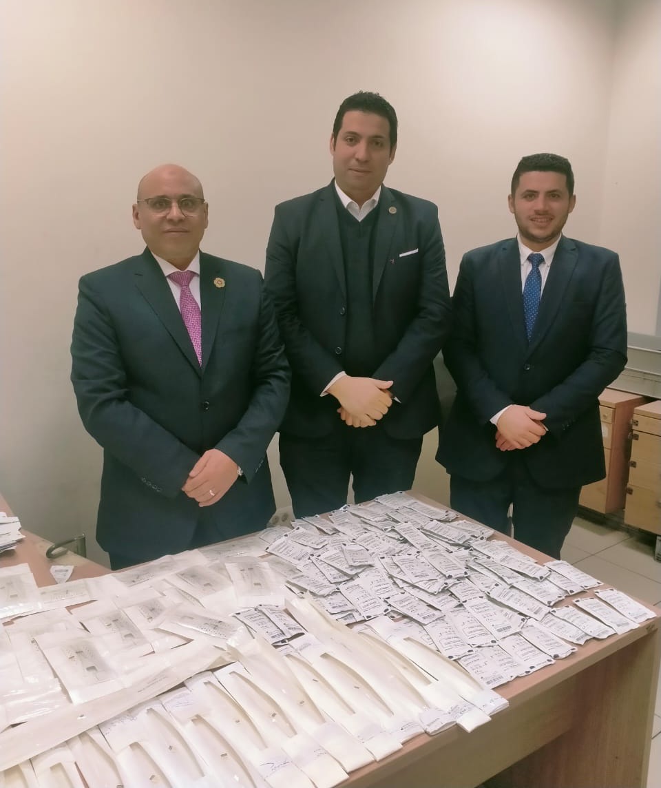 جمارك المطار تحبط تهريب كمية كبيرة من مستلزمات العمليات الطبية والخيوط الجراحية 