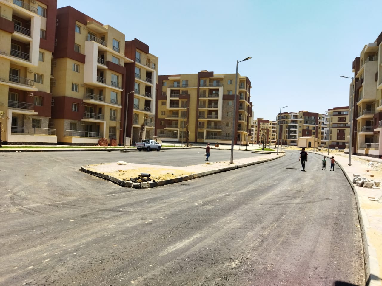 وزير الإسكان يتابع ما يتم تنفيذه من مشروعات بمدينة 6 أكتوبر