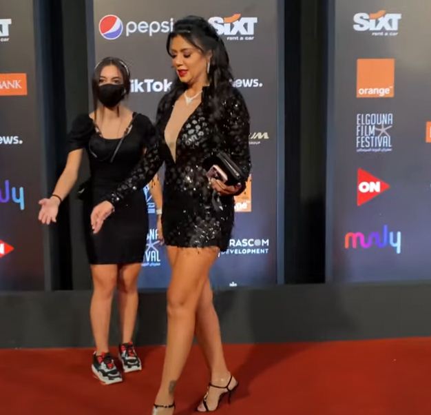 رانيا يوسف صباحًا بـ هوت شورت ومساءًا بـ جامب سوت شورت باليوم الخامس من مهرجان الجونة.. صور