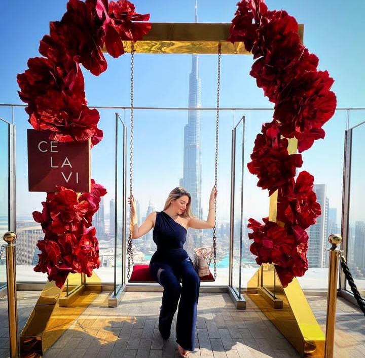 وسط الزهور.. إطلالة مبهجة ل سارة نخلة ..صور 