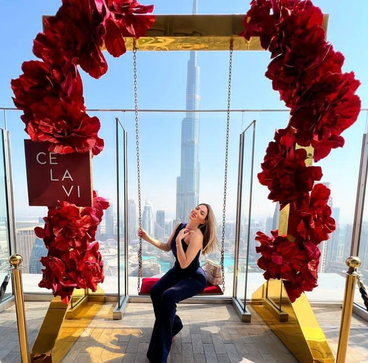 وسط الزهور.. إطلالة مبهجة ل سارة نخلة ..صور 