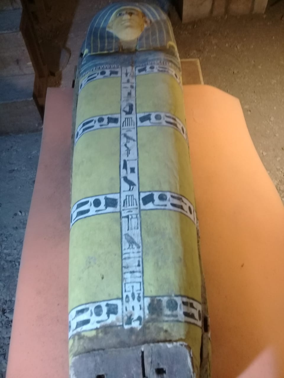 العثور على ثلاث توابيت خشبية بالعساسيف تعود للأسرة ١٨