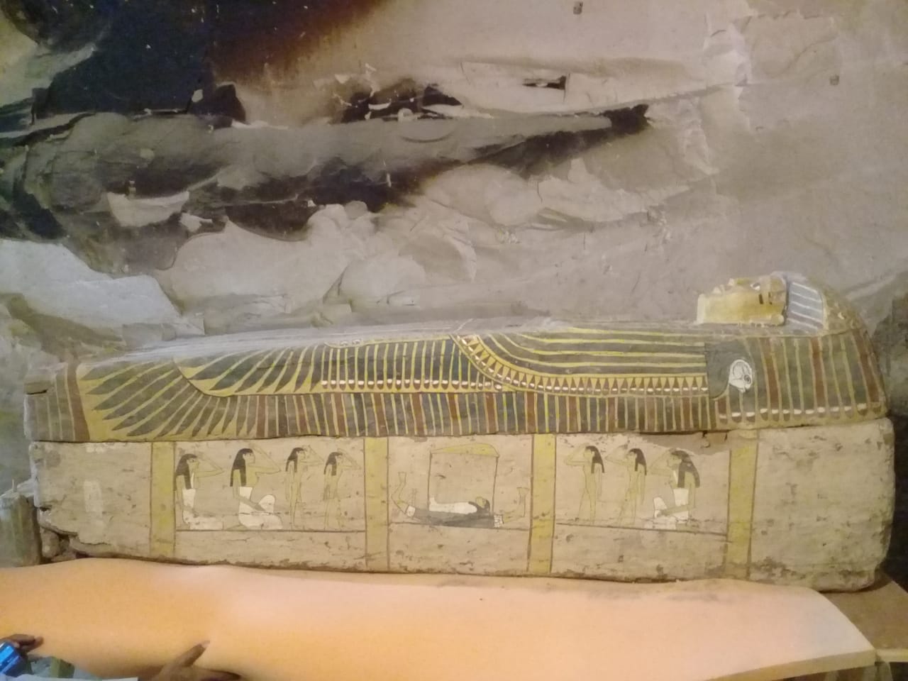 العثور على ثلاث توابيت خشبية بالعساسيف تعود للأسرة ١٨