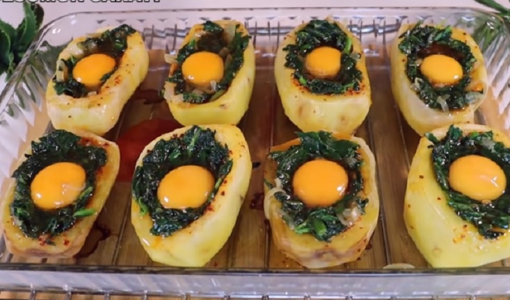 قوارب البطاطس بالبيض والسبانخ
