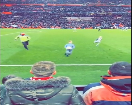 طفل يسرق الكرة