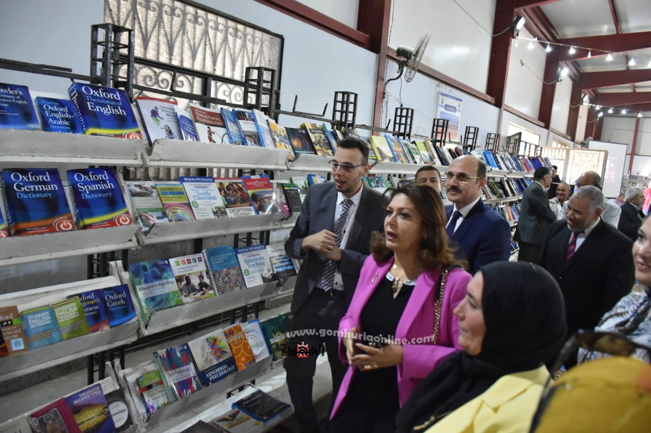 رئيس جامعة السادات تفتتح معرض الكتاب بكلية التربية الرياضية