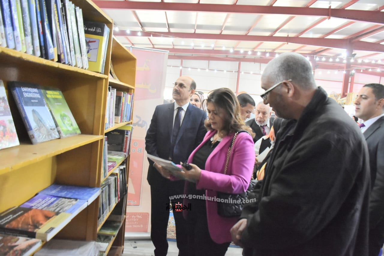 رئيس جامعة السادات تفتتح معرض الكتاب بكلية التربية الرياضية