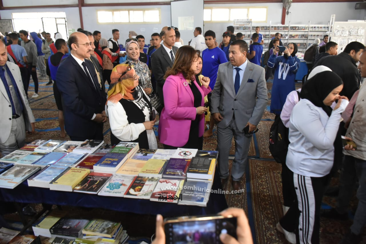 رئيس جامعة السادات تفتتح معرض الكتاب بكلية التربية الرياضية