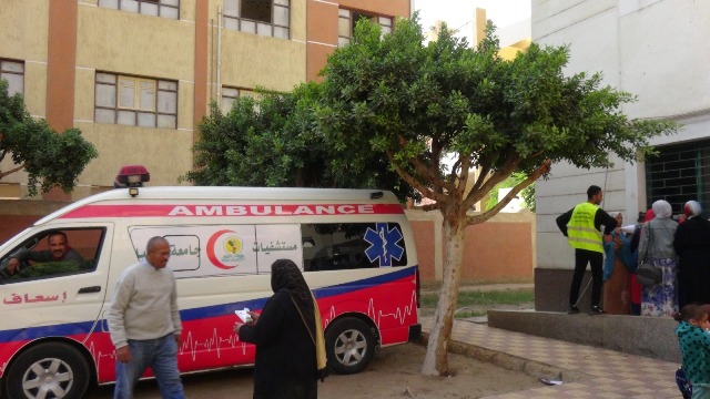 قافلة جامعة المنياالتنموية تقدم خدمتها لأهالي قرية