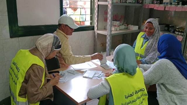 قافلة جامعة المنياالتنموية تقدم خدمتها لأهالي قرية