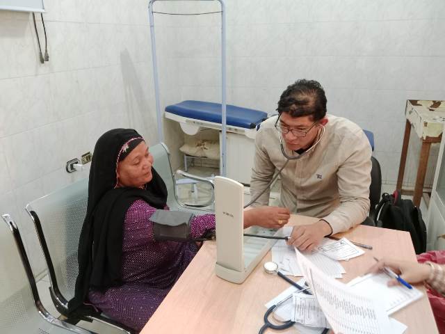 قافلة جامعة المنياالتنموية تقدم خدمتها لأهالي قرية