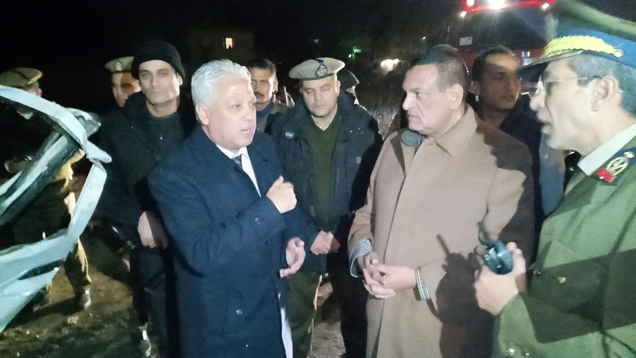 بالصور والفيديو .. فتح الطريق الزراعى بعد إزالة آثار حادث  البحيرة 