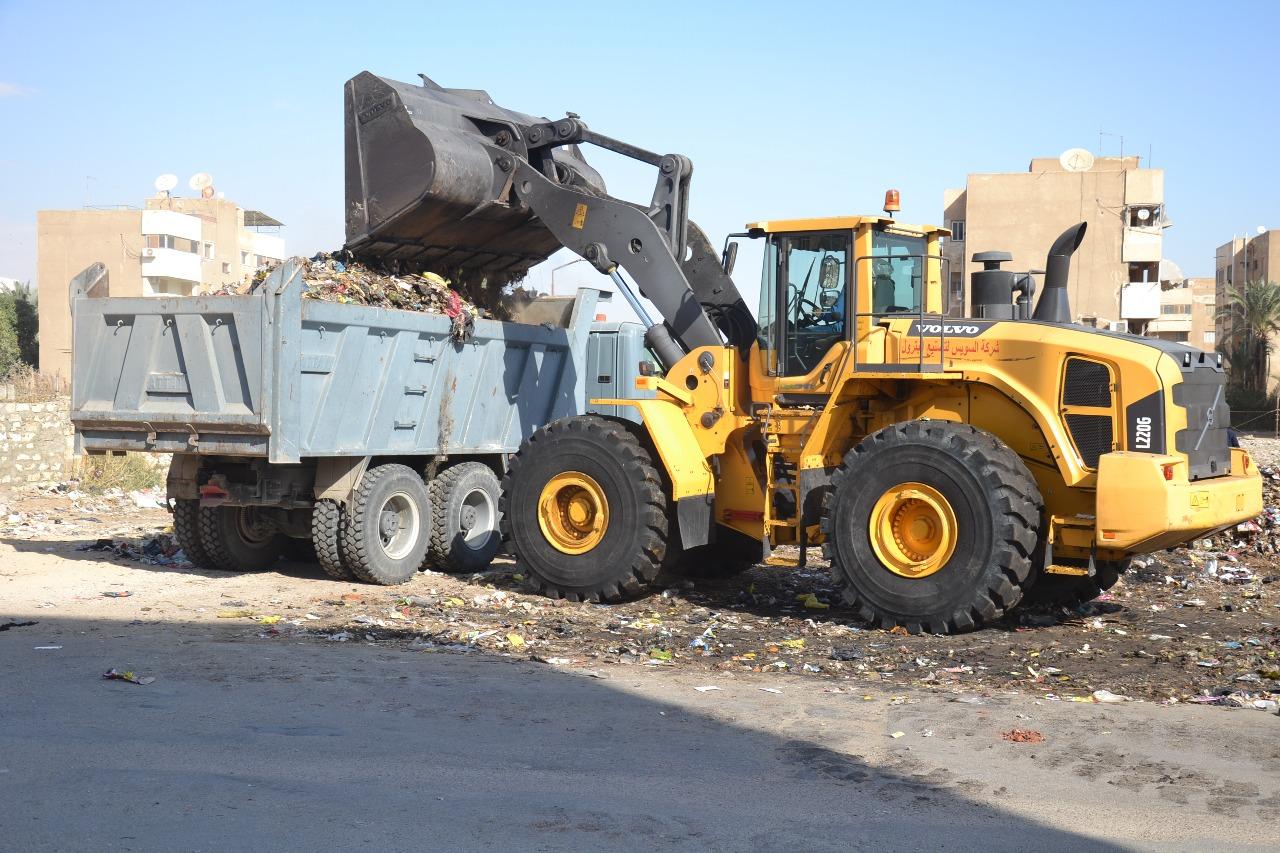 مستقبل وطن بالسويس يرفع المخلفات بمنطقة السادات