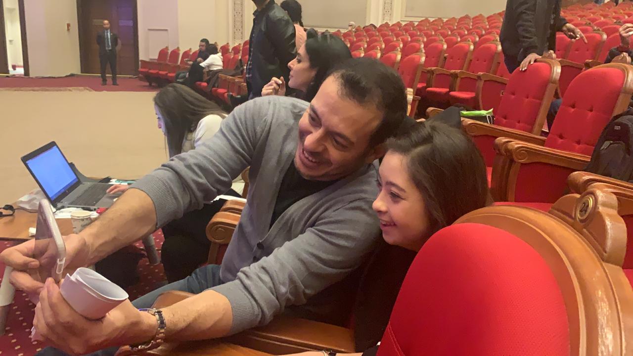 مصطفي شعبان أخر انسجام مع سفراء الأحلام في كواليس احتفالية ذوي القدرات الخاصة (صور)