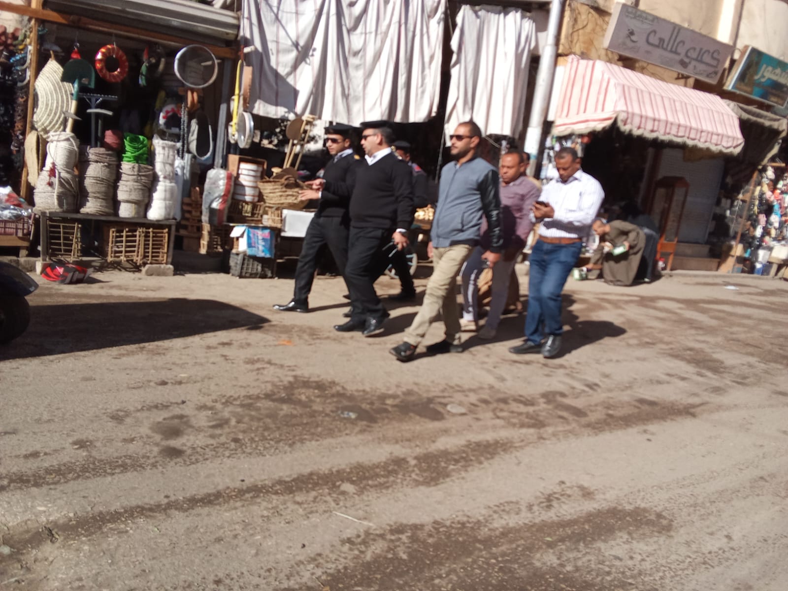 ٦٥ محضر وإزالة إدارية فى حملة مرافق بإسنة جنوب الأقصر 