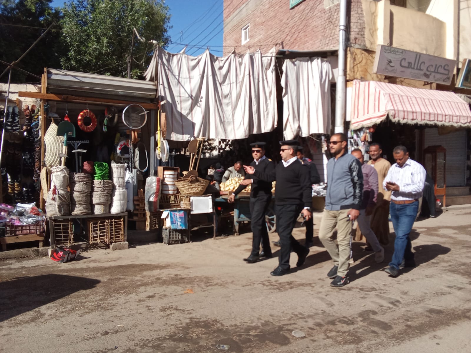 ٦٥ محضر وإزالة إدارية فى حملة مرافق بإسنة جنوب الأقصر 