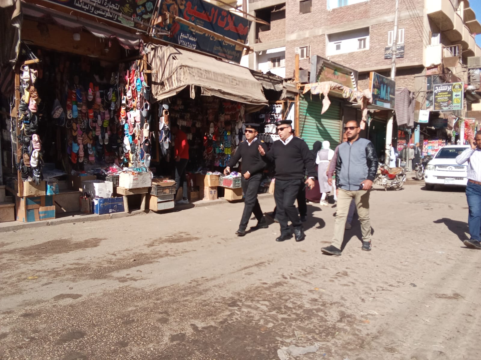 ٦٥ محضر وإزالة إدارية فى حملة مرافق بإسنة جنوب الأقصر 