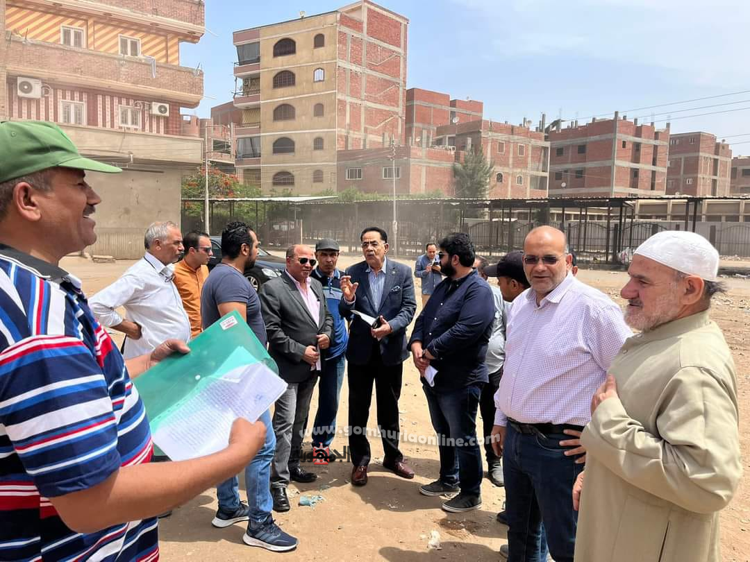 المهندس أحمد حجازى عضو مجلس النواب أثناء تسليم أرض المسرح الروماني لإعادة البناء
