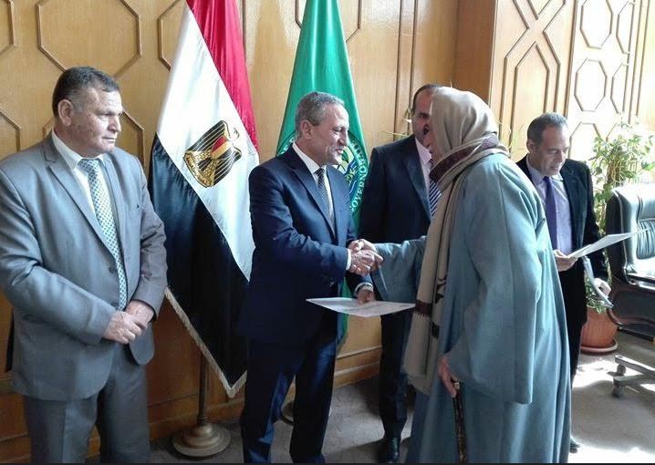 تسليم الدفعة الثالة من عقود التمليك للمتعدين علي اراض الدولة بالأسماعيلية