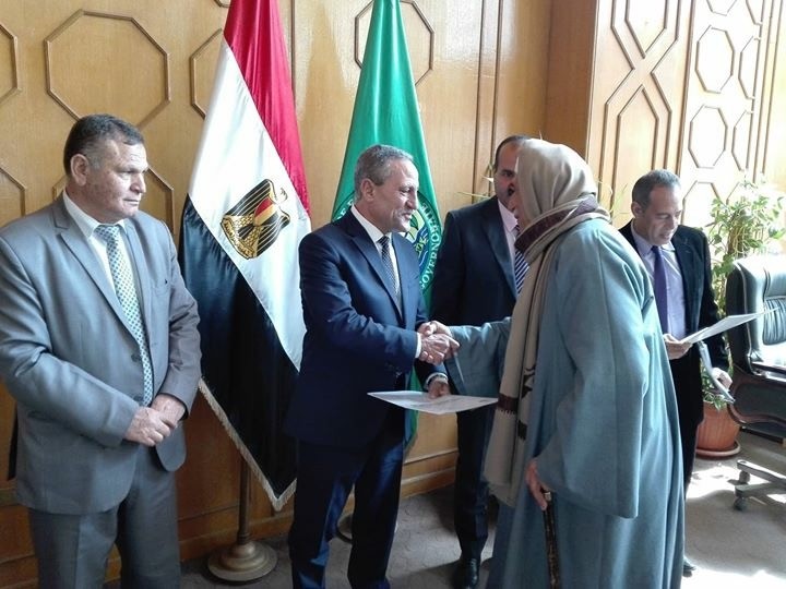  تسليم الدفعة الثالة من عقود التمليك للمتعدين علي اراض الدولة 