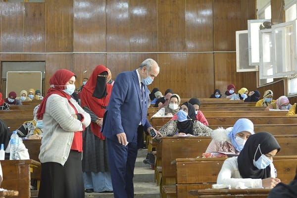 بدء امتحانات الفصل الدراسى الأول بكليات جامعة الفيوم.. بالصور