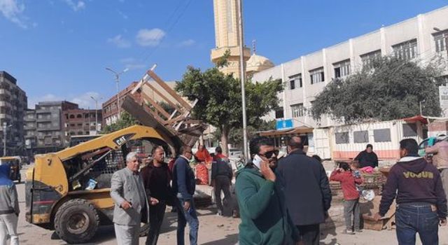 حملة إشغالات تحرر 45 محضرا بالقنطرة غرب في الإسماعيلية.صور