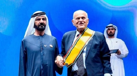 حاكم دبي يقلد البروفيسور يعقوب وشاح محمد بن راشد للعمل الإنساني 