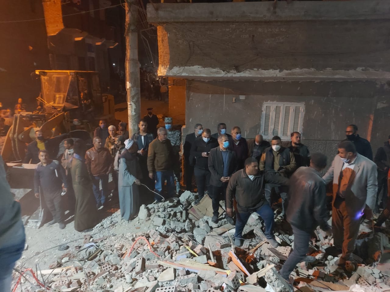 محافظ أسيوط : استخراج 9 اشخاص من اسفل انقاض المنزل المنهار 