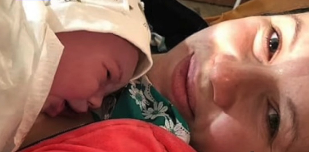 الام وطفلتها