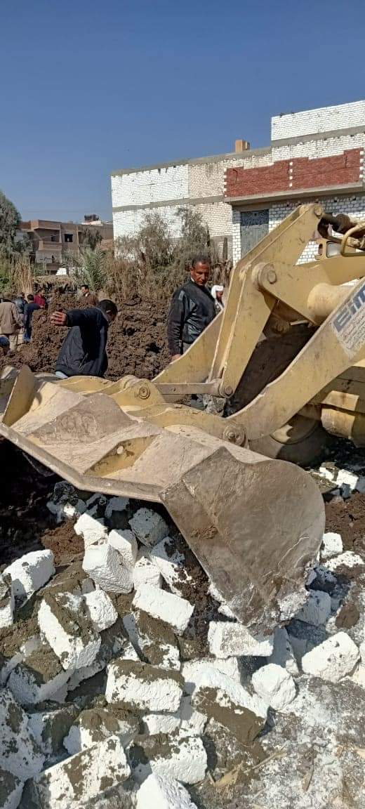 ازالة حالات تعدي على الاراضي الزراعية ورفع مخلفات بمركز المنيا 