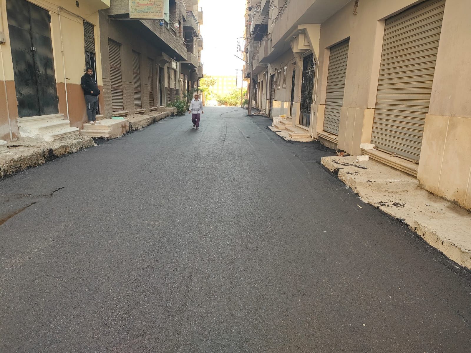 رصف 8 شوارع وتفرعاتها بالأقصر والبياضية..صور