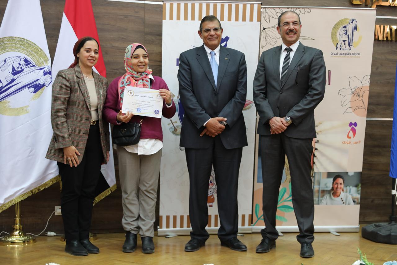 مايا مرسى تشهد حفل ختام برنامج تدريبي لتطوير صناعة المخبوزات 