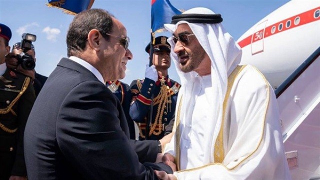 السيسي يستقبل ولي عهد أبو ظبي بمطار برج العرب