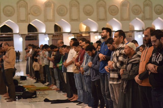 آلاف المصلين يؤدون العشاء والتراويح بالجامع الأزهر
