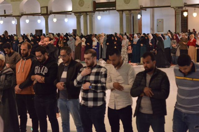 آلاف المصلين يؤدون العشاء والتراويح بالجامع الأزهر