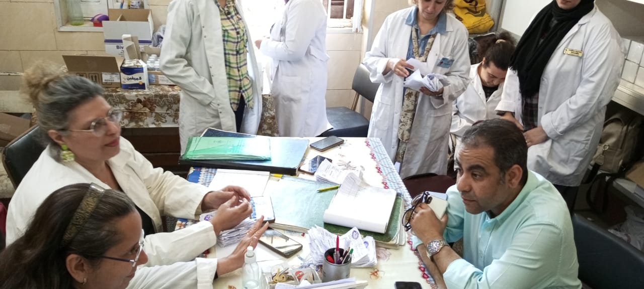 مدير عام الطب العلاجي بأسيوط يفاجئ عيادة الجلدية