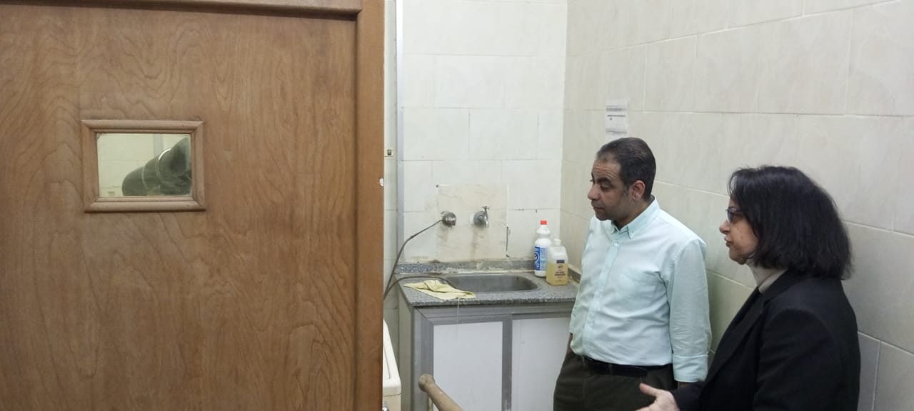 مدير عام الطب العلاجي بأسيوط يفاجئ عيادة الجلدية
