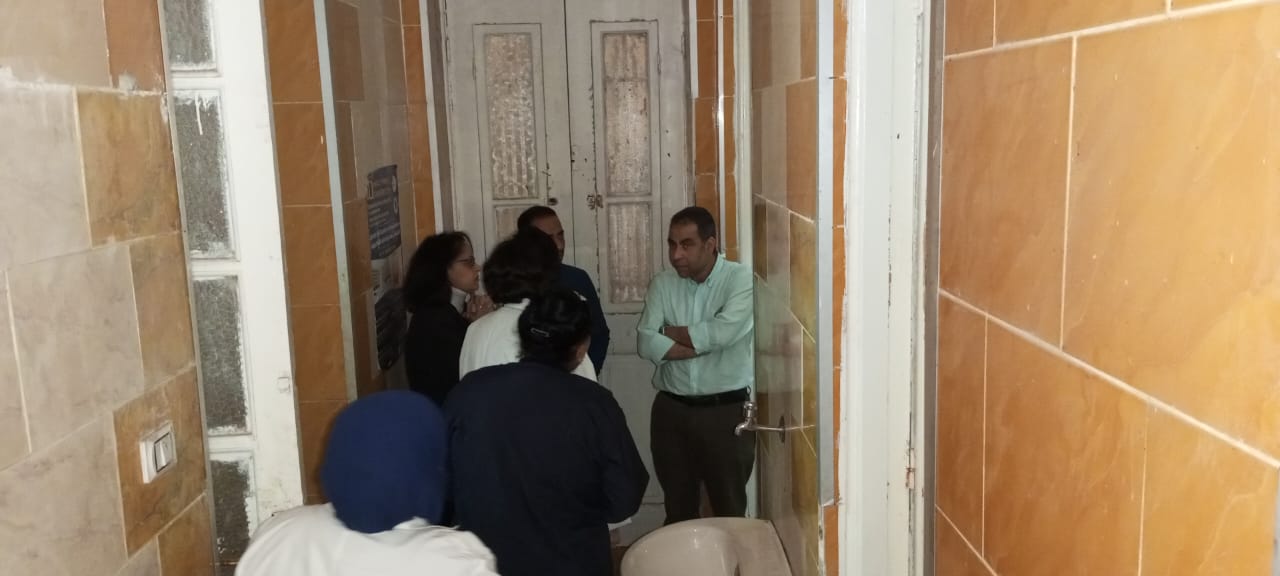 مدير عام الطب العلاجي بأسيوط يفاجئ عيادة الجلدية